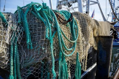 ağlar ve halatlar, limanda bir balıkçı teknesi üzerinde ekipman