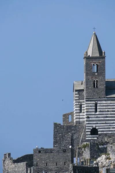 Sint-Pieterskerk (Chiesa di San Pietro) tegen de heldere blauwe hemel met grote kopie ruimte, beroemde bezienswaardigheid in Porto Venere, het kustplaatsje aan de Golf van dichters tussen La Spezia en Cinque Terre, Ligurië, Italië, verticaal — Stockfoto