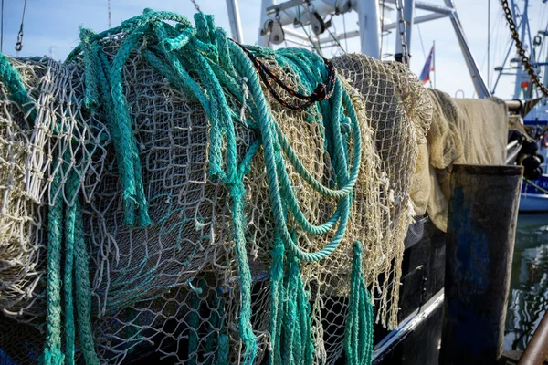 Redes y cuerdas, equipo en un barco de pesca en el puerto — Foto de Stock