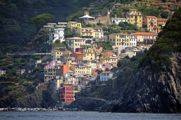 Riomaggiore, ancient village with colorful houses from the cinque terre, the famous tourism destination on the mediterranean sea, Liguria, Italy — Stock Photo, Image