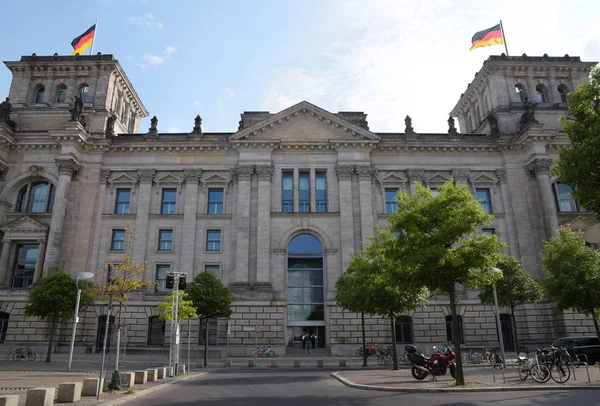 Edificio del Reichstag, (gobierno alemán) con banderas en Berlín la capital de Alemania, Europa — Foto de Stock