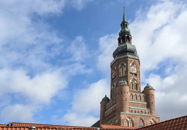 Tour de l'église Saint-Nicolas, cathédrale de Greifswald sur les toits contre un ciel bleu avec des nuages, espace de copie — Photo