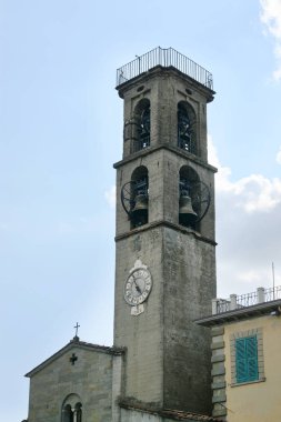 Fivizzano, Massa ve Carrara, Toskana, İtalya ilinde küçük Lunigiana kasabasında bulutlar ile mavi bir gökyüzüne karşı St Jacopo ve Antonio kilisesinin Çan kulesi