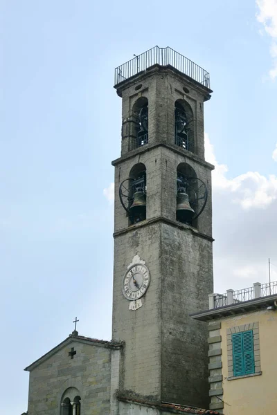 Klokkentoren van de kerk van St. Jacopo en Antonio tegen een blauwe hemel met wolken in Fivizzano, de kleine Lunigiana stad in de provincie massa en Carrara, Toscane, Italië — Stockfoto