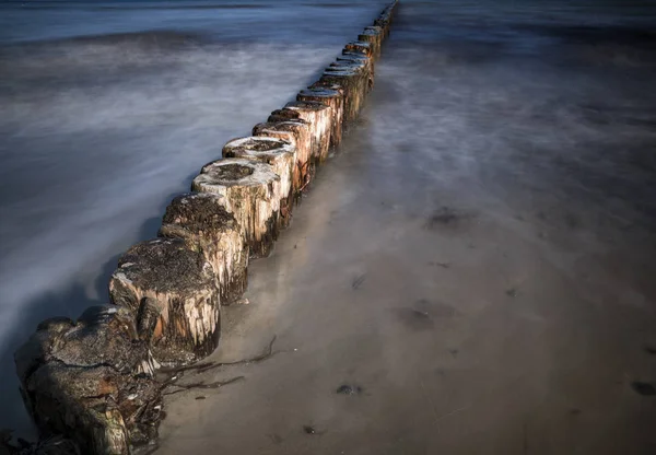 Arandelas de madera como protección de la costa en el mar, agua suave por la exposición larga, fondo de la naturaleza con espacio de copia —  Fotos de Stock