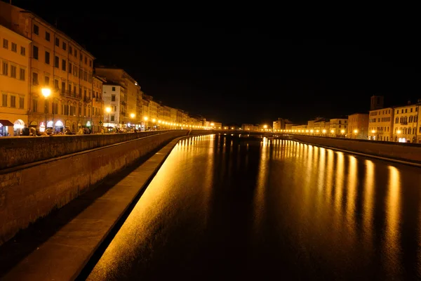 Gece Pisa Nehri Arno üzerinde Işıklı kıyıları, yaz gece hayatı için karanlık ve canlı bir yer, öğrenciler, turistler ve gençler tarafından kullanılan, uzun pozlama çekim, kopya alanı — Stok fotoğraf