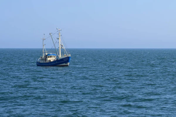 Kalastusvene Pohjanmerellä sinisen taivaan alla, kopiotila — kuvapankkivalokuva