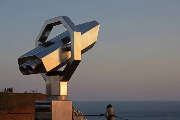 Telescopio pubblico per osservare gli uccelli in un punto panoramico sulle scogliere di Helgoland durante il tramonto, copiare lo spazio — Foto Stock