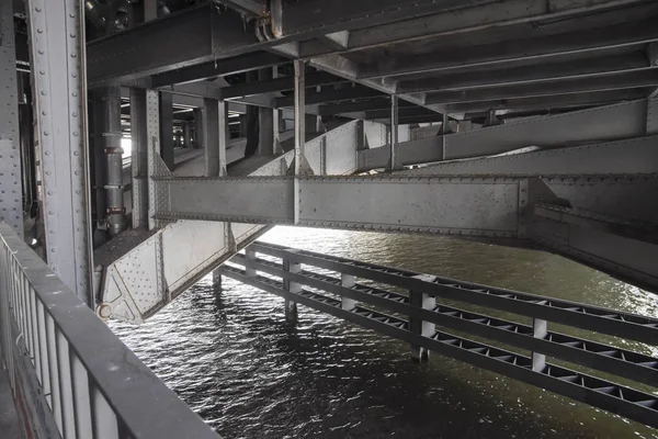 Costruzione in acciaio sotto un ponte sulla furia del fiume nella città di Berlino — Foto Stock