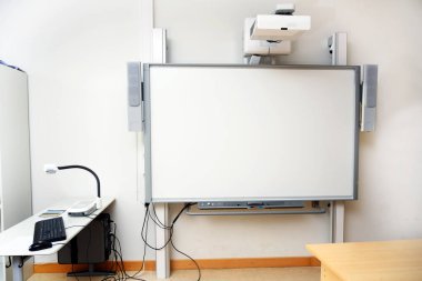 Sınıfta modern bir okul kara tahta olarak beamer ile Etkileşimli beyaz tahta, kopya alanı