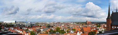 wismar eski şehir panorama şehir manzarası, st georgen kilise, bulutlar ile gökyüzü, kopya uzay çatıları üzerinde limana baltık denizinde tersanelerden havadan yüksek açı görünümü