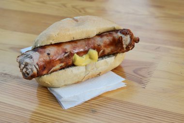 Izgara sosis, Almanya'da bira bahçesinde ahşap bir masada bir topuz hardal ile Bratwurst denilen, Alman açık hava festivallerinde tipik fast food, kopya alanı
