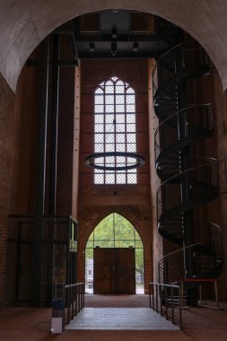 wismar, ünlü turistik eski kasabasında St Georgen kilise içinde girişinde görüntüleme platformu spiral merdiven ve cam asansör ile tonoz