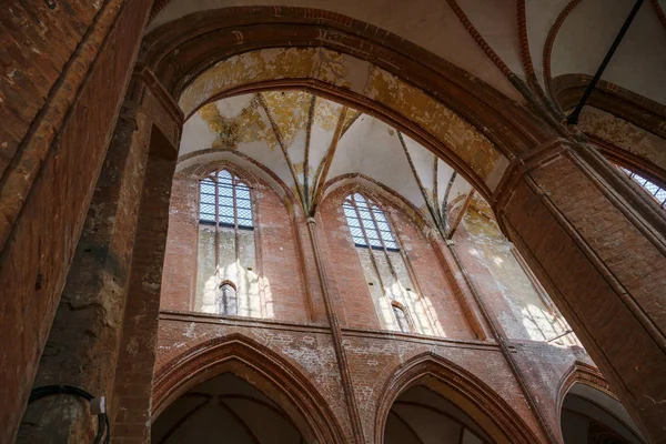 Sklepienie ceglane z oknami, łukami i słupami wewnątrz kościoła św Georgen na starym mieście w Wismarze, słynna atrakcja turystyczna — Zdjęcie stockowe