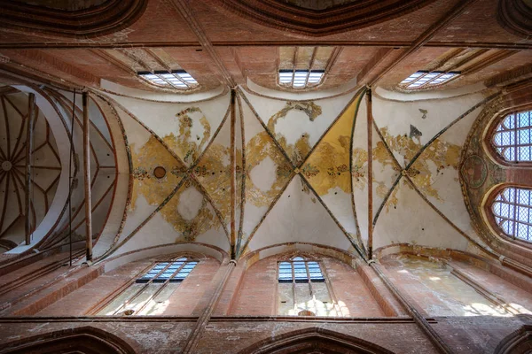 Walowane sufitu i ceglane ściany z, okna, łuki i filary wewnątrz kościoła św Georgen na starym mieście w Wismar, słynnej atrakcji turystycznej — Zdjęcie stockowe
