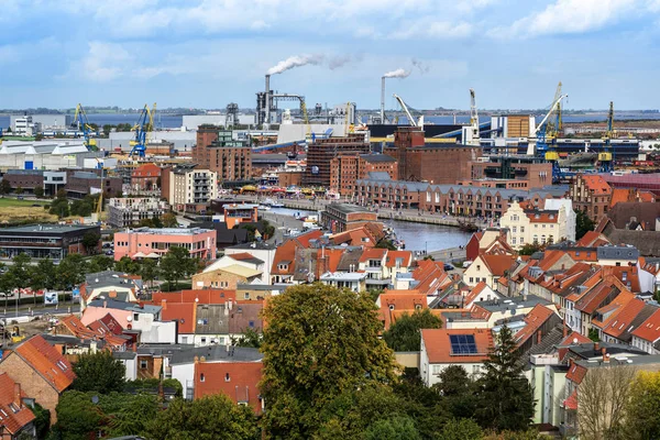 Wismar, Duitsland, 28 september 2019: Wismar oude stad en de haven met de industrie van bovenaf, lucht stadsgezicht uitzicht vanaf de top van St. Georgen Church — Stockfoto
