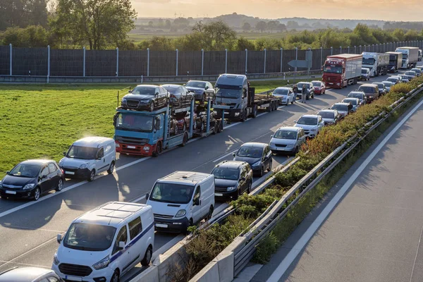 Verkeersopstopping met noodbaan (Duitse rettungsgasse) tot spitsuur op de snelweg, transportconcept, kopieerruimte — Stockfoto
