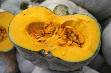 Yarı yarıya balkabağı, gri derili ve portakal meyveli, Cadılar Bayramı ve Şükran Günü için dekoratif sonbahar sebzesi