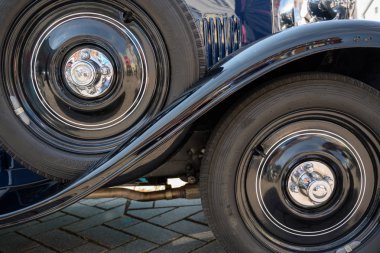 Ratzeburg, Almanya - 3 Haziran 2019: Tarihi Opel, klasik otomobilin ön tekerleği, çamurluk ve yedek tekerleği, Ratzeburg'da oldtimer araba toplantısı