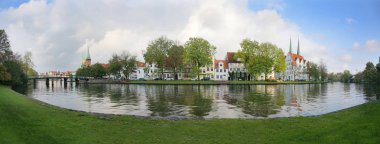 Eski Luebeck kasabası, Almanya 'daki Trave nehrinin geniş panoramik manzarası, bulutlu mavi gökyüzünde uzayı kopyalamak