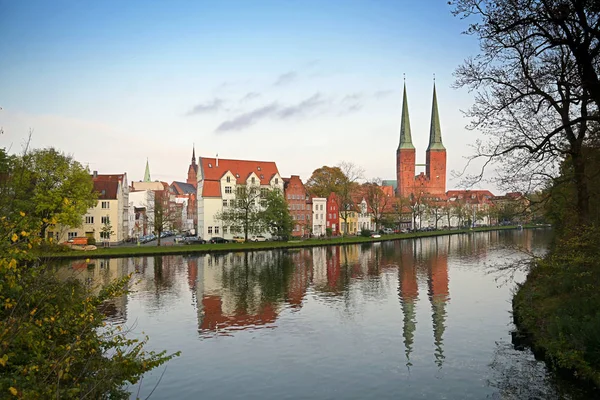 Paesaggio urbano del centro storico di Luebeck al Malerwinkel, che significa angolo del pittore, con le due torri della cattedrale, in tedesco Dom, riflessione nelle acque del fiume Trave, cielo blu, spazio copia — Foto Stock