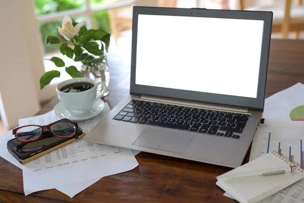 Mockup, laptop με λευκή λευκή οθόνη σε ξύλινο γραφείο με χαρτιά, γυαλιά και ένα φλιτζάνι καφέ, επαγγελματικό χώρο εργασίας σε ένα γραφείο στο σπίτι, αντιγραφή χώρου — Φωτογραφία Αρχείου