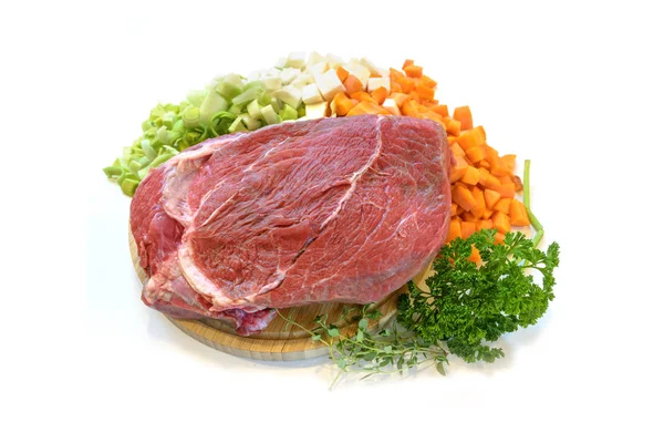 Carne de res cruda y rebanadas de verduras, ingredientes de cocina para una cena navideña festiva, aislados sobre un fondo blanco, espacio para copiar —  Fotos de Stock