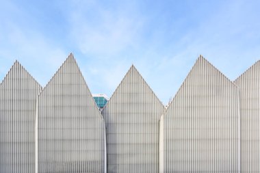 Szczecin, Polonya - 25 Ekim: Dayanışma Meydanı 'ndaki Filarmoni Salonu' nun modern fütüristik cephesi, mimarlar Alberto Veiga ve Fabrizio Barozzi tarafından tasarlandı, mavi gökyüzü, kopyalama alanı