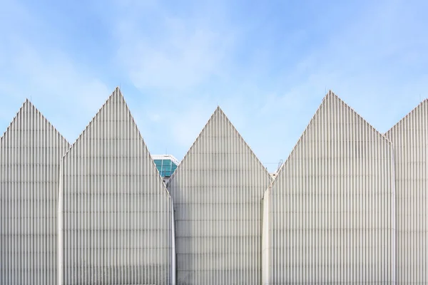 波兰Szczecin - 10月25日：由建筑师Alberto Veiga和Fabrizio Barozzi设计的现代未来风格的团结广场音乐厅立面，蓝天，复制空间 — 图库照片
