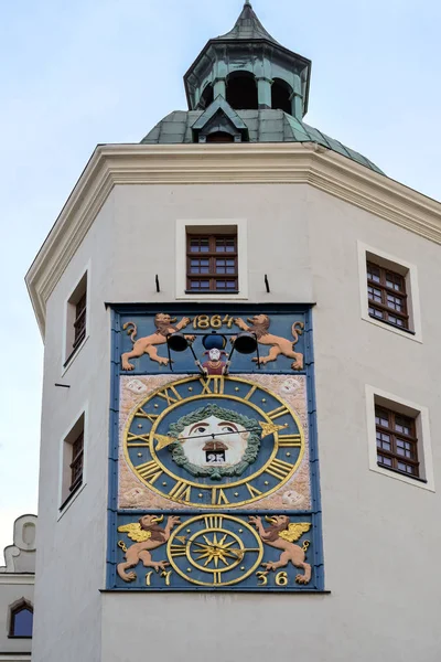 Mekanisk klocka på ett torn av hertigdömet slottet i Szczecin, Polen, tidigare säte för hertigarna av Pommern-Stettin — Stockfoto
