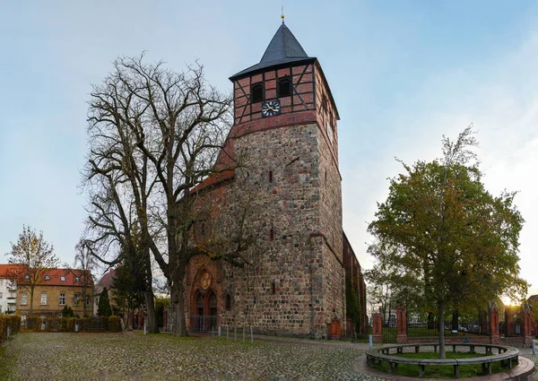 Kostel sv. Marie ve Štrasburku Uckermark v okrese Vorpommern-Greifswald v Německu, postavený z polních kamenů a polodrahokamů s cihlami, modré nebe, kopírovací prostor — Stock fotografie