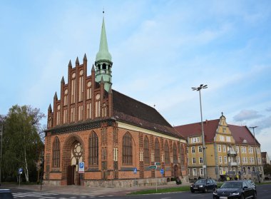 Szczecin, Polonya - 25 Ekim - St. Peter Kilisesi, şehir merkezindeki tarihi gotik tuğla bina, bugün Hıristiyan Polonya Katolik Kilisesi 'nin dini evi, mavi gökyüzünde kopyalama alanı