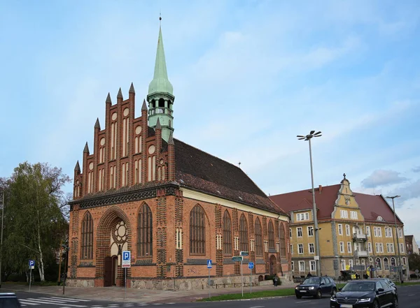 SZCZECIN, POLÓNIA - OUTUBRO 25: Igreja de São Pedro, edifício histórico de tijolos góticos no centro da cidade, hoje casa religiosa da Igreja Católica Cristã Polonesa, espaço de cópia no céu azul — Fotografia de Stock