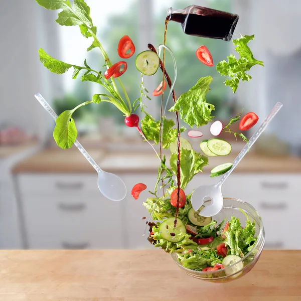 飞着的沙拉 西红柿 黄瓜和萝卜与油和醋一起掉进厨房里的碗里 用运动的概念烹调健康食品 — 图库照片