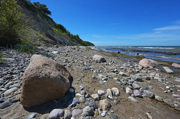 Baltık Denizi Nin Dik Kıyısındaki Sahilde Büyük Küçük Taşlar Yürüyüş — Stok fotoğraf