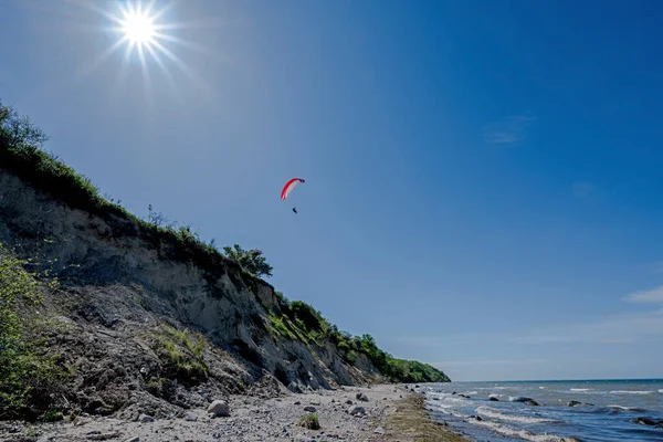 Paraglider Flyger Över Den Branta Kusten Stranden Östersjön Vackert Landskap — Stockfoto