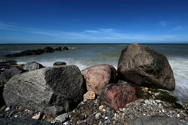 Piedras Grandes Pequeñas Olas Costa Mar Báltico Cielo Azul Oscuro —  Fotos de Stock