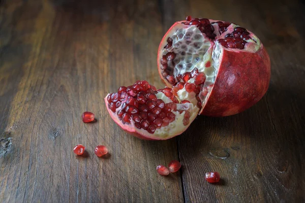 Otevřené Granátové Jablko Červenými Šťavnatými Semínky Tmavém Rustikálním Dřevě Kopírovací — Stock fotografie