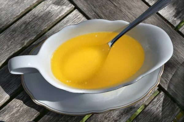 Geschmolzene Butter Einem Boot Mit Weißer Sauce Auf Einem Hölzernen — Stockfoto