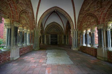 Luebeck Katedrali 'ndeki Cennet adlı tarihi narkotiğe bakın. Tuğla mimarisinde açık atari salonu olarak inşa edilmiş, seçilmiş odak noktası, dar alan derinliği olan bir manastır.