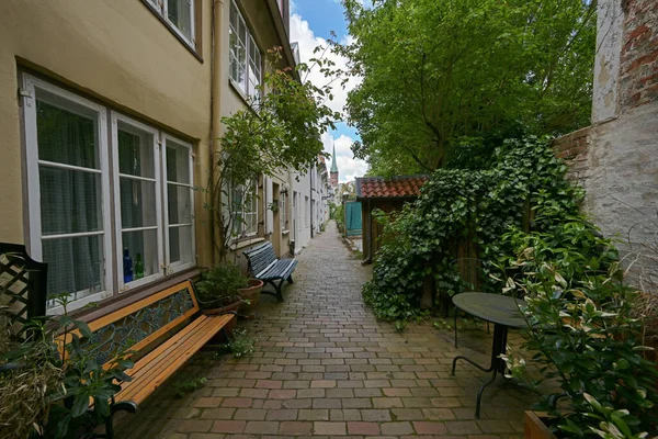 Typisch Romantische Gasse Mit Wohnhäusern Der Altstadt Der Hansestadt Lübeck — Stockfoto