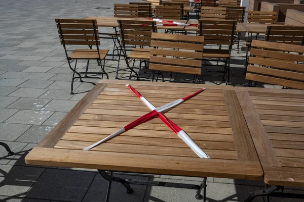 Table Verrouillée Avec Bande Flottement Rouge Blanche Dans Café Rue — Photo