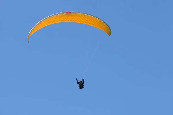 Pilota Parapendio Con Aliante Giallo Arancio Sta Volando Nel Cielo — Foto Stock