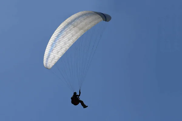 Πιλότος Πλαγιάς Σιλουέτα Ένα Λευκό Ανεμόπτερο Που Φέρουν Στο Καθαρό — Φωτογραφία Αρχείου