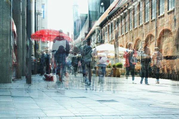 Abstract Stadsleven Mensen Lopen Winkelen Voetgangerszone Oude Stad Meervoudige Blootstelling — Stockfoto