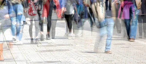 ショッピング歩行者天国 複数の露出と動きのぼかし パノラマ形式 コピースペースを歩く抽象的な人々の群衆 — ストック写真