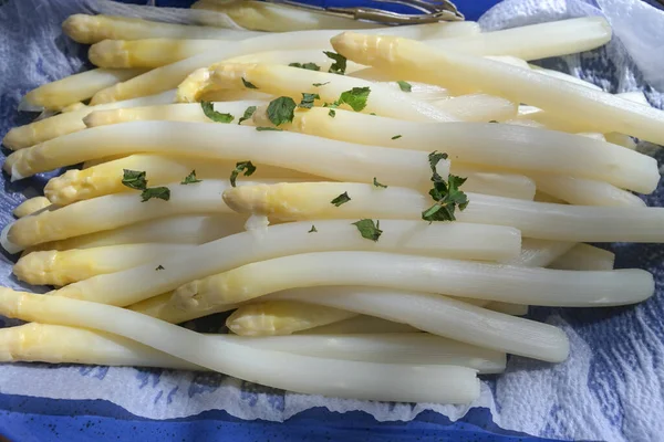 Frisch Gekochter Weißer Spargel Mit Kräutergarnitur Auf Blauem Teller Ausgewählter — Stockfoto