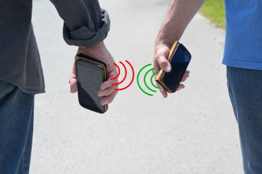 Coronavirüs salgınına karşı akıllı telefonlar için Covid 19 iletişim izleme ya da izleme uygulaması, iki kişi birbirlerinin yanından geçiyor, cep telefonları bağlanıyor ve buluşmanın bulaşıcı olup olmadığını analiz ediyor, boşluğu kopyala