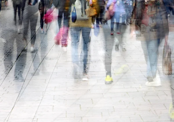 Abstracte Menigte Van Wandelende Mensen Tijdens Het Winkelen Voetgangerszone Meervoudige — Stockfoto