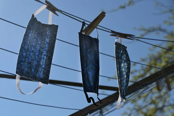 Yapımı Toplum Çamaşır Ipinden Kuruyup Mavi Gökyüzüne Karşı Arka Planda — Stok fotoğraf